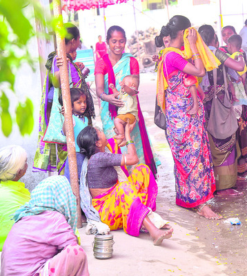 లాలిస్తూ.. బుజ్జగిస్తూ.. 2