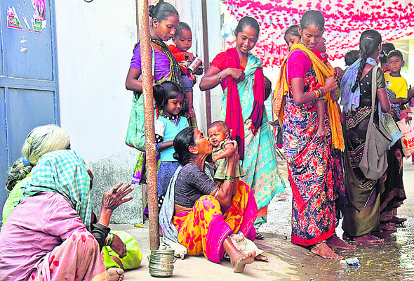 లాలిస్తూ.. బుజ్జగిస్తూ.. 1