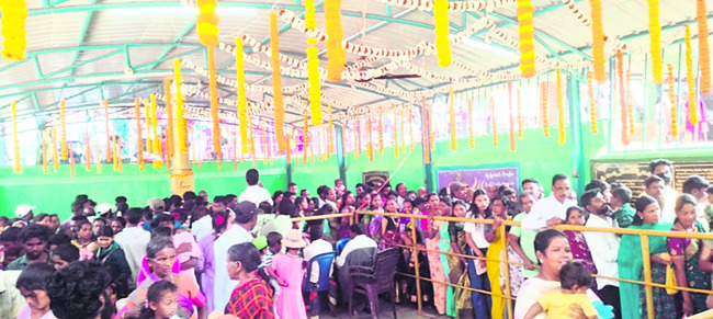 మత్స్యలింగేశ్వరునికి నీరాజనం2