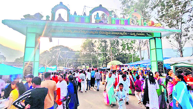 మత్స్యలింగేశ్వరునికి నీరాజనం1