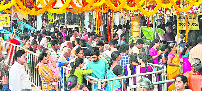 పెదకాకానిలో భక్త జన సందోహం2