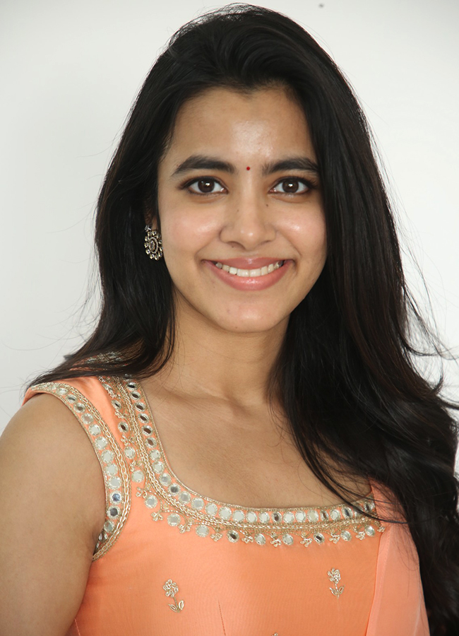 Actress Shivani Nagaram Exclusive Hilarious Interview HD Photos2