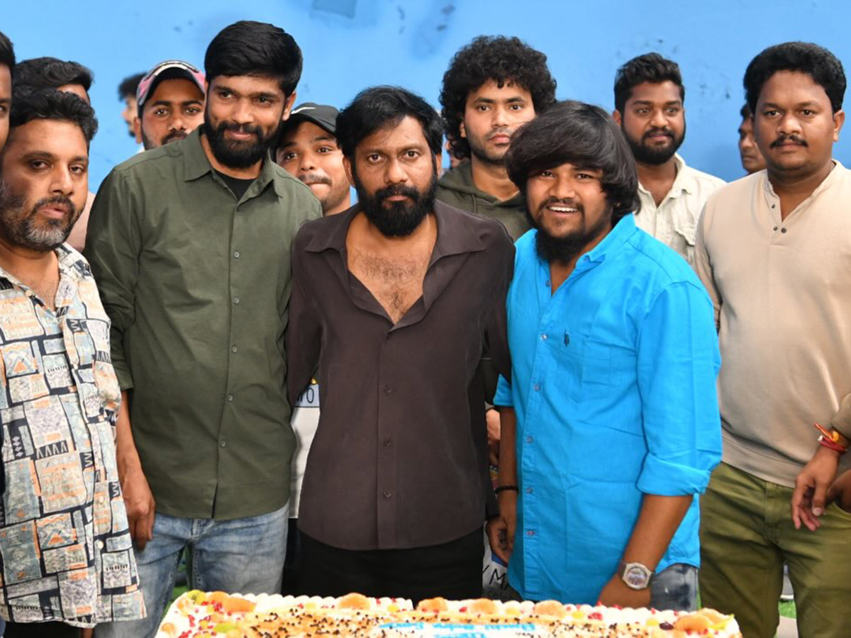 'పెద్ది' సెట్‌లో బుచ్చిబాబు బర్త్ డే సెలబ్రేషన్ (ఫొటోలు) | Director ...