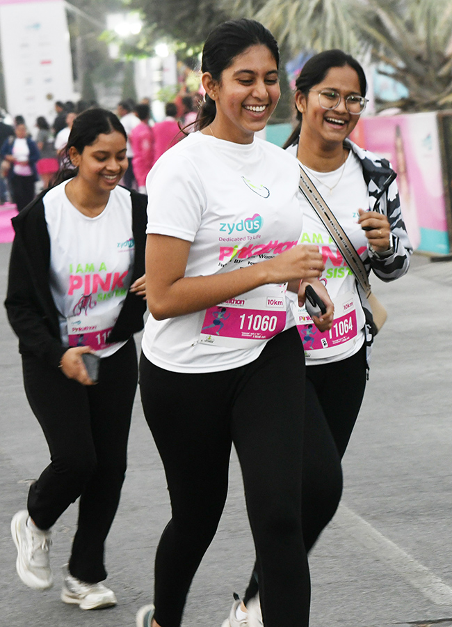 Women Pinkathon Run in full swing on Necklace Road11