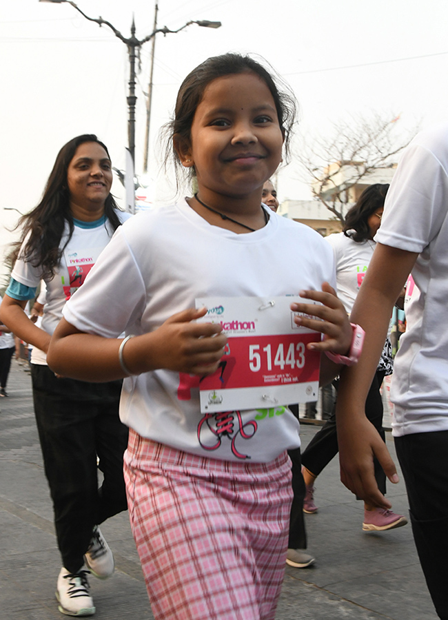 Women Pinkathon Run in full swing on Necklace Road15