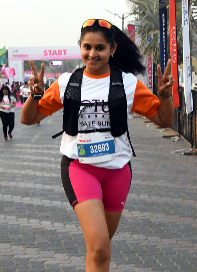 Women Pinkathon Run in full swing on Necklace Road17