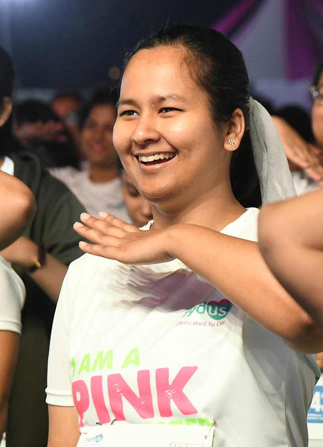 Women Pinkathon Run in full swing on Necklace Road20