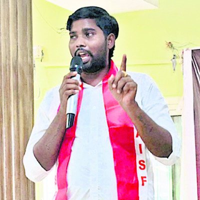 ఫీజుల భారం.. చదువుకు దూరం2