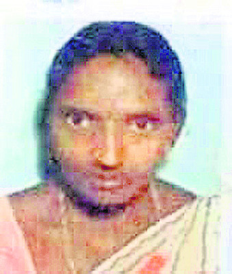 నల్లబ్యాడ్జీలతో ఉద్యోగుల నిరసన 1