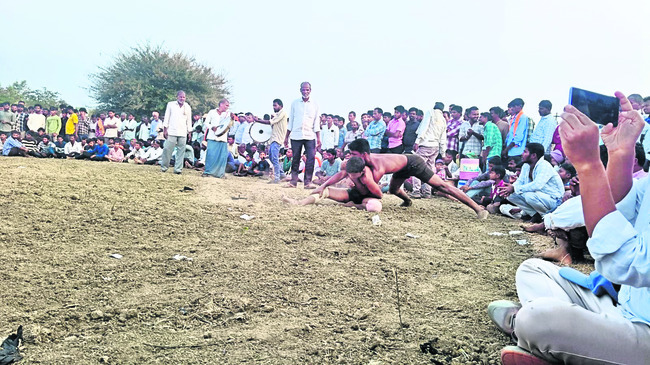 రసవత్తరంగా కుస్తీ పోటీలు 2