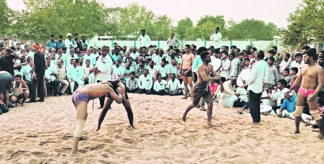 రసవత్తరంగా కుస్తీ పోటీలు 1