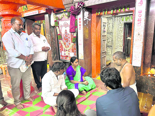 కొండగట్టులో పట్టభద్రుల ఎమ్మెల్సీ పూజలు2