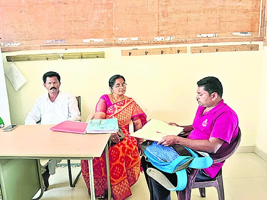 ● యూరియా స్టాకును తనిఖీ చేసిన గార వ్యవసాయాధికారి పద్మావ1