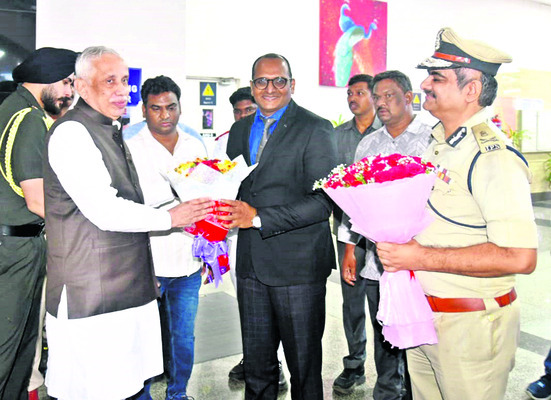 గవర్నర్‌, హైకోర్టు ప్రధాన న్యాయమూర్తికి స్వాగతం1