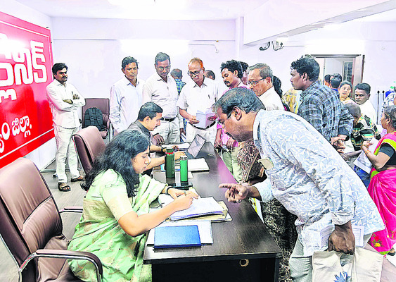 వినతుల వెల్లువ1