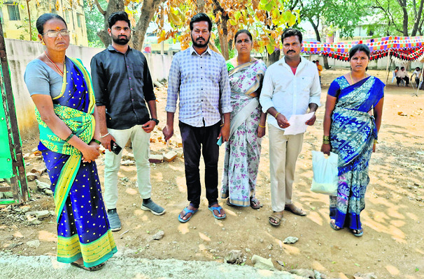 భూ కబ్జాకు యత్నిస్తున్నారని ఎస్పీకి ఫిర్యాదు1