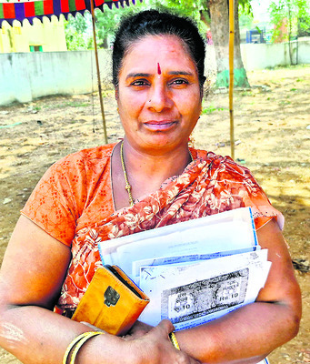 భూ కబ్జాకు యత్నిస్తున్నారని ఎస్పీకి ఫిర్యాదు2