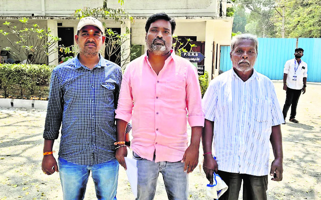 కలెక్టరేట్‌కు అర్జీదారుల క్యూ !1