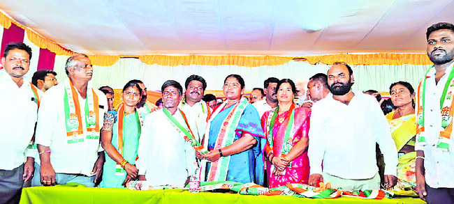 కాంగ్రెస్‌లో చేరిన  ముప్పనపల్లి సర్పంచ్‌ 
2