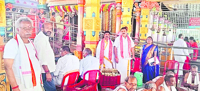 త్రికోటేశ్వరుని ఆదాయం రూ.1.95 కోట్లు 1