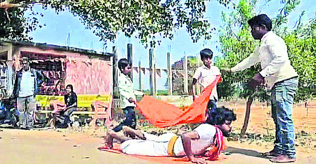 ప్రేమ ఫలించాలని పొర్లు దండాలు 1