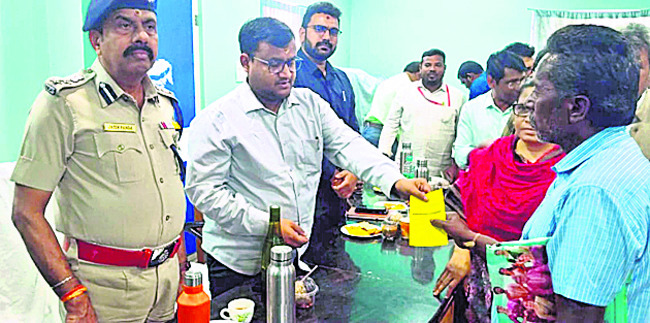 గ్రీవెన్స్‌సెల్‌కు 65 వినతులు 1