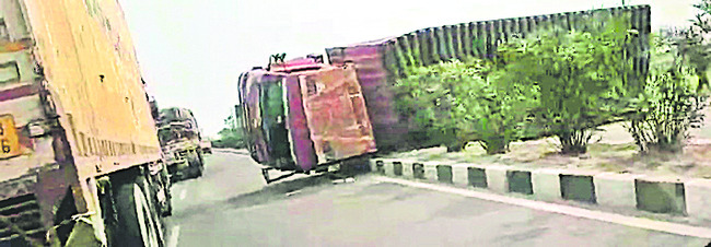 అతివేగంతో ఢీకొన్న లారీలు 1