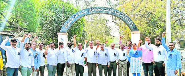 సీఎండీని కలిసిన అధికారులు3