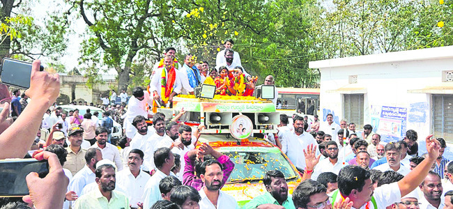 ‘పుర’ సంబురం 
6