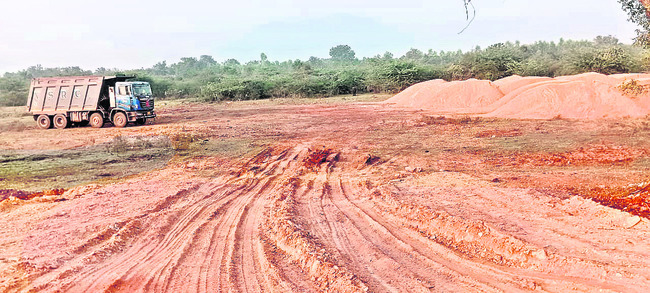 రోడ్లు గుల్లగుల్ల.. 
1