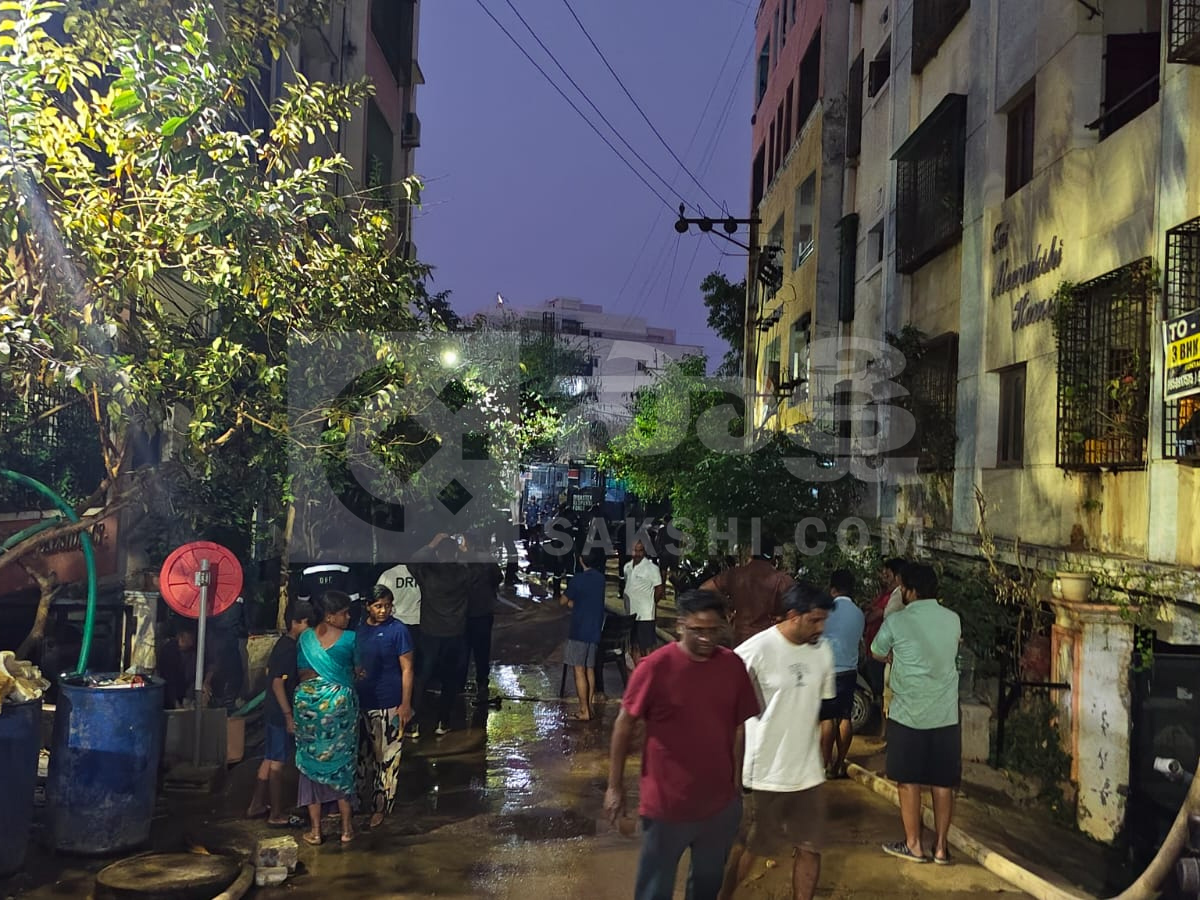 Floods inundate colonies in Manikonda10