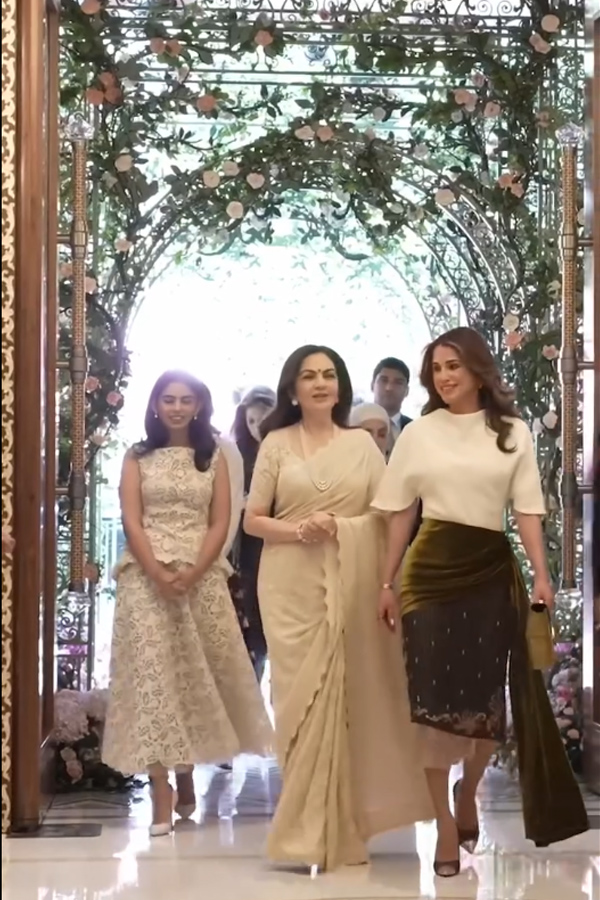 అంబానీ నివాసంలో జోర్డాన్ రాణి (ఫొటోలు) | Queen Rania visits Ambani ...