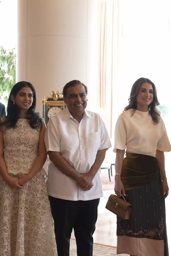 అంబానీ నివాసంలో జోర్డాన్ రాణి (ఫొటోలు) | Queen Rania visits Ambani ...
