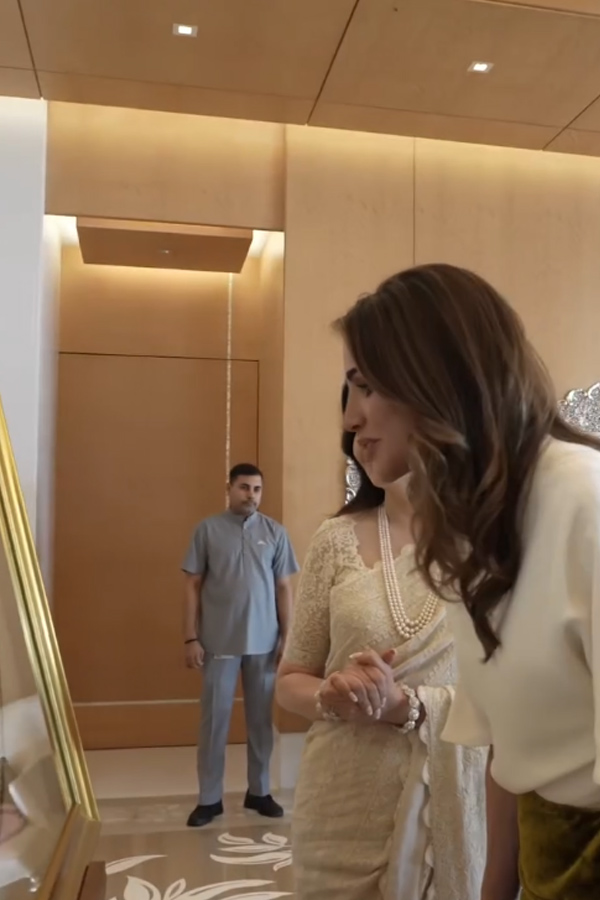 అంబానీ నివాసంలో జోర్డాన్ రాణి (ఫొటోలు) | Queen Rania visits Ambani ...