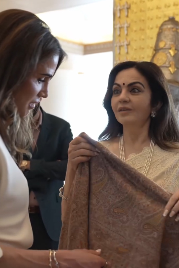 అంబానీ నివాసంలో జోర్డాన్ రాణి (ఫొటోలు) | Queen Rania visits Ambani ...