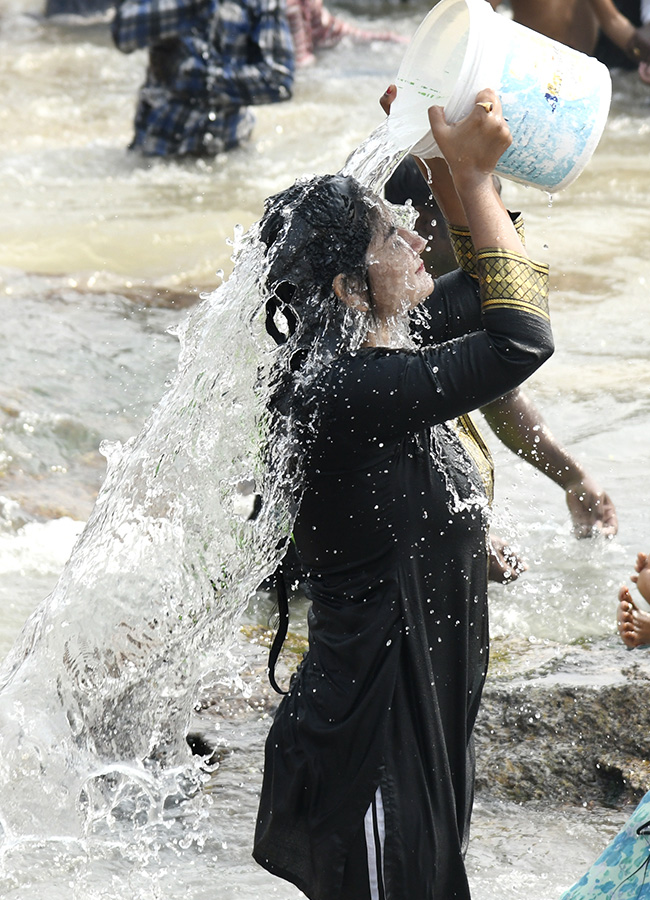 Visakhapatnam : Mahashivratri Sea Baths In RK Beach 10