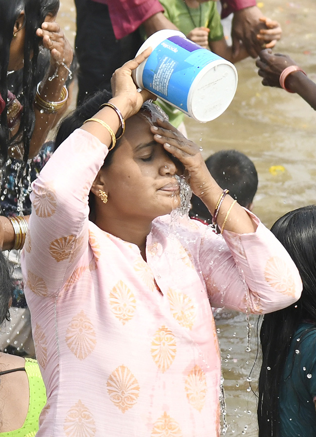 Visakhapatnam : Mahashivratri Sea Baths In RK Beach 17