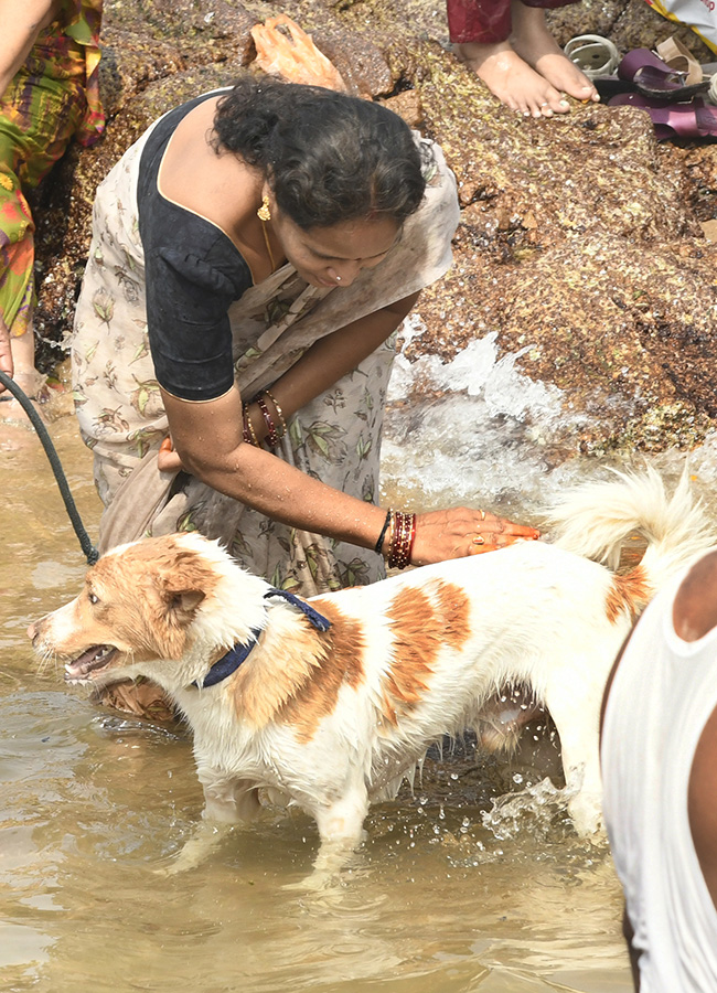 Visakhapatnam : Mahashivratri Sea Baths In RK Beach 19