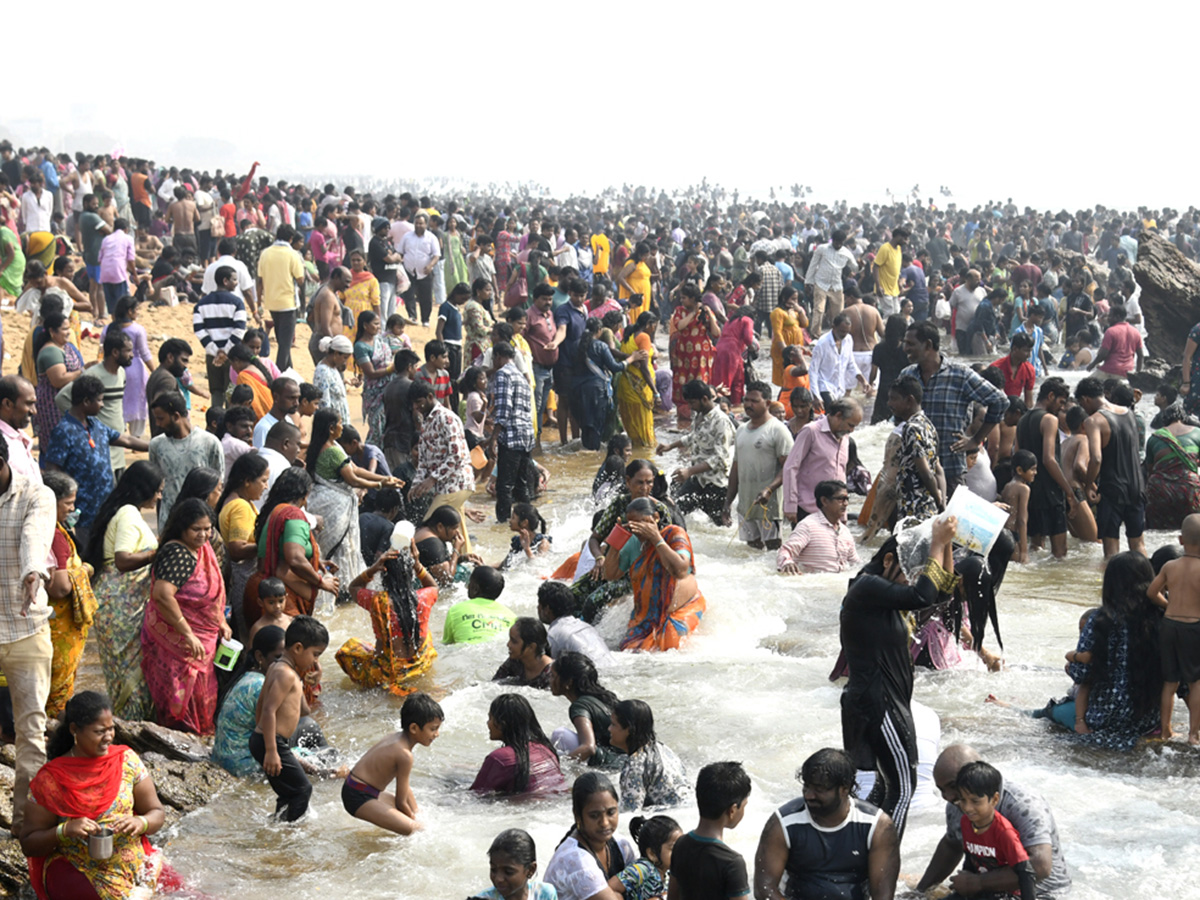 Visakhapatnam : Mahashivratri Sea Baths In RK Beach 2