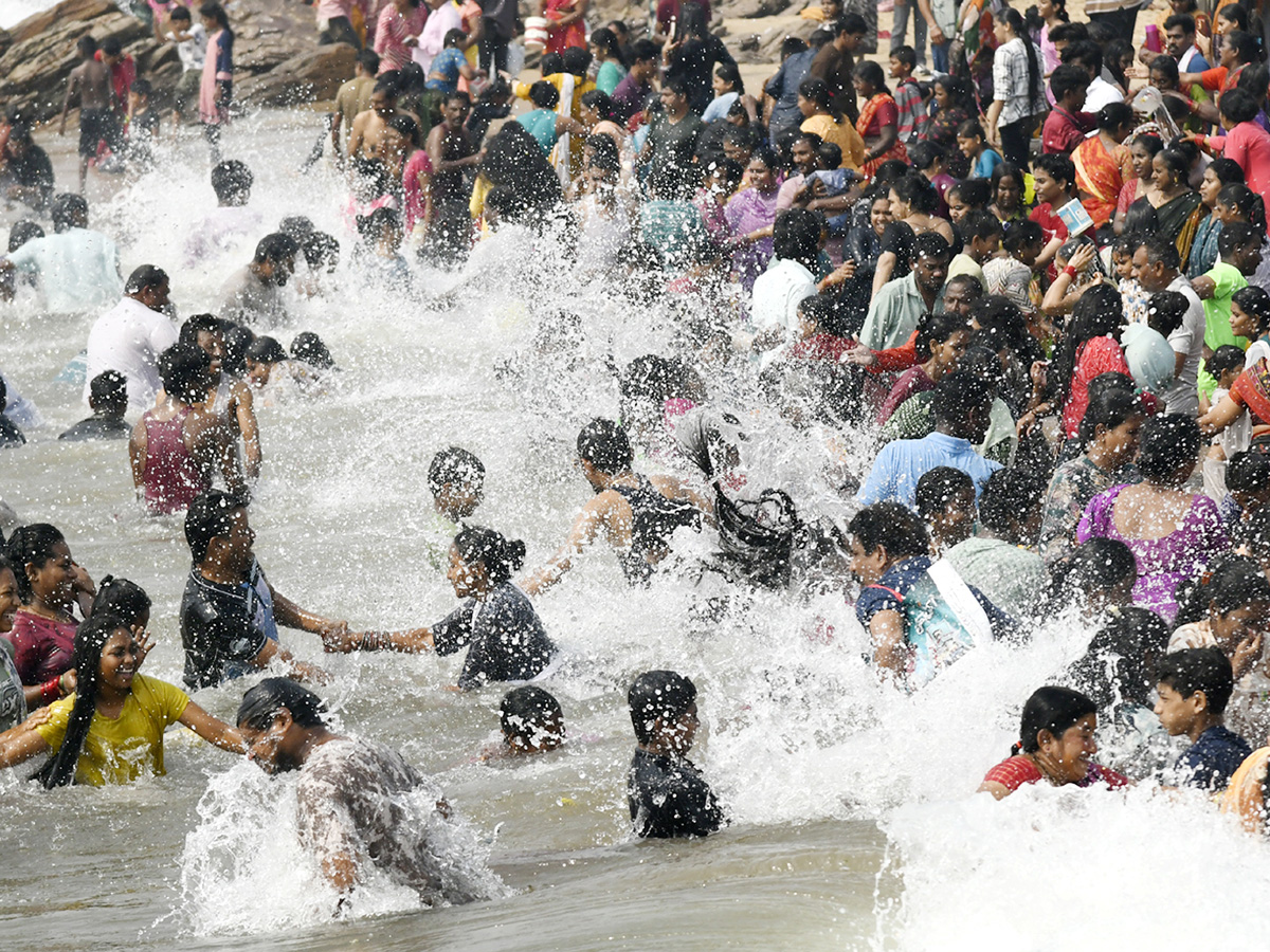 Visakhapatnam : Mahashivratri Sea Baths In RK Beach 4