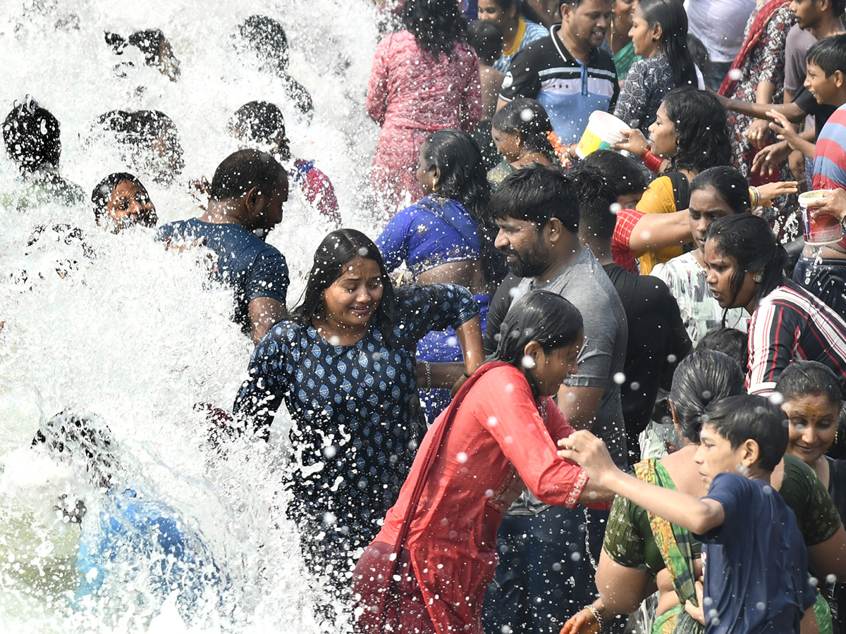 Visakhapatnam : Mahashivratri Sea Baths In RK Beach 5