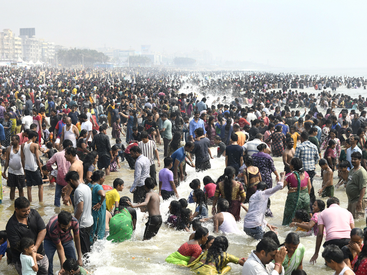 Visakhapatnam : Mahashivratri Sea Baths In RK Beach 6