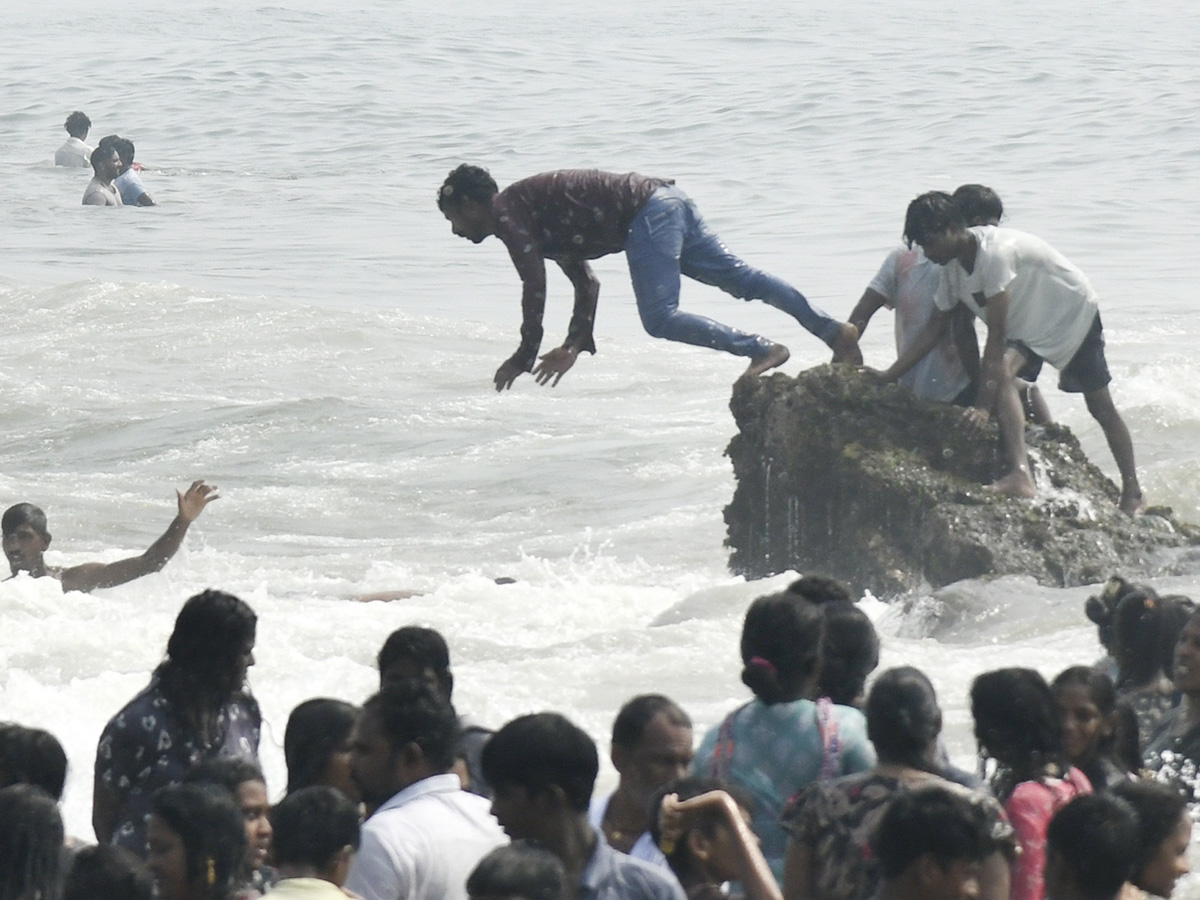 Visakhapatnam : Mahashivratri Sea Baths In RK Beach 9