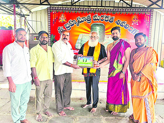 సీఎం రేవంత్‌రెడ్డిని కలిసిన చేవెళ్ల ఎమ్మెల్యే
2