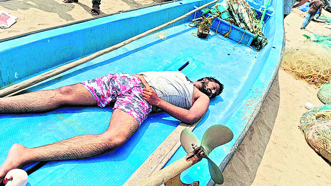 కన్నీటి వీడ్కోలు! 
1