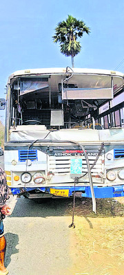 ఆర్టీసీ బస్సు, మ్యాజిక్‌ వ్యాన్‌ ఢీ1