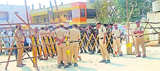 ‘పీఠ’ముడి!1