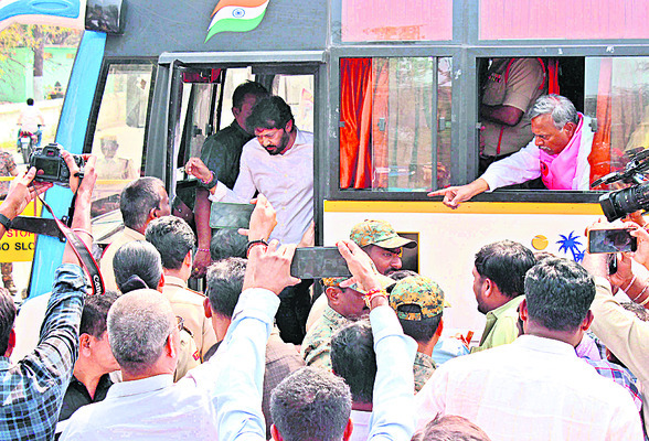 పట్టణం.. పోలీస్‌ వలయం1