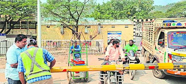 మొరాయించిన రైల్వేగేటు 2