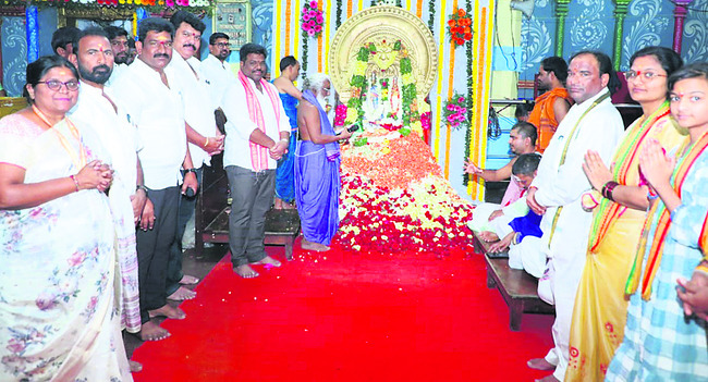 చెర్వుగట్టులో లక్ష పుష్పార్చన1